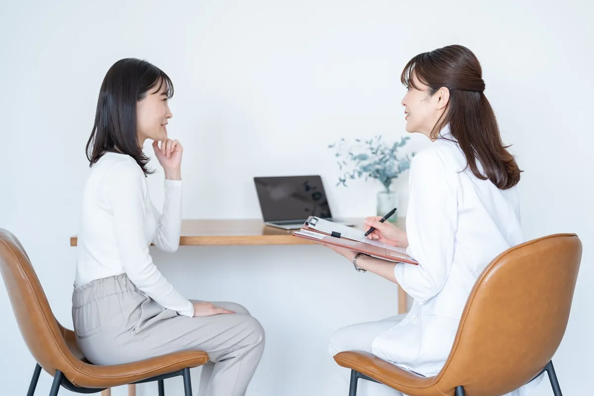 医療者からカウンセリングを受ける女性